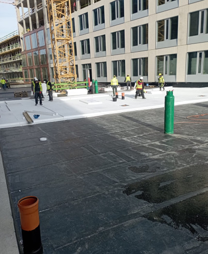 Pokládka tepelnej izolácie a hydroizolácie na strechu s budúcou intenzívnou zeleňou