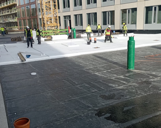 Pokládka tepelnej izolácie a hydroizolácie na strechu s budúcou intenzívnou zeleňou